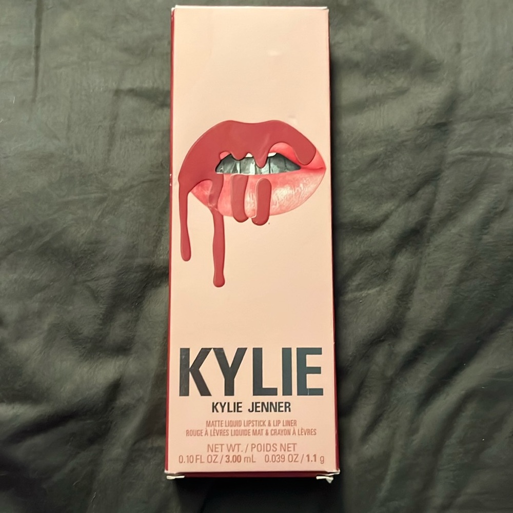 Kylie Jenner Matte Liquid Lipstick and Lip Liner (102 extraordinary matte)